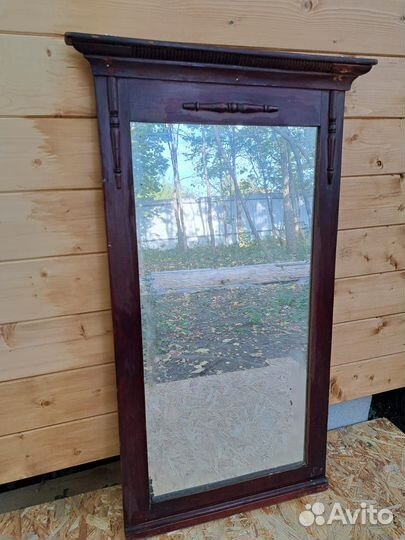 Зеркало в деревянной раме