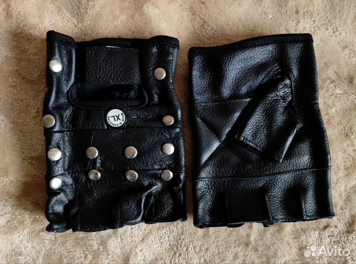 Перчатки без пальцев с клепкой