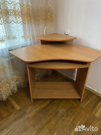 Угловой компьютерный стол