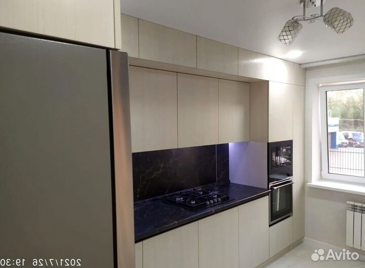 Угловой кухонный гарнитур современный