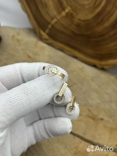 В наличии золотой комплект с бриллиантами