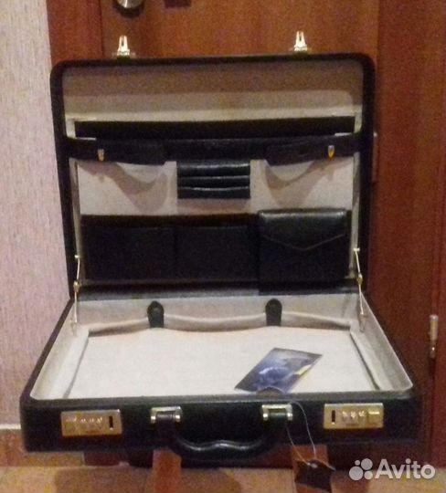 Новый кожаный кейс фирмы 