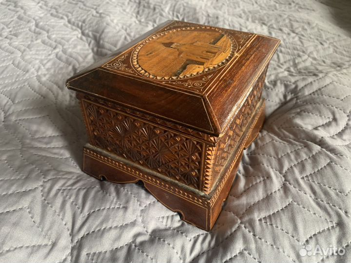 Шкатулка резная ручной работы