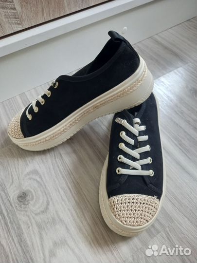 Кроссовки женские