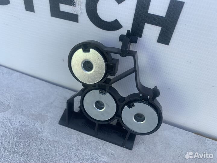 Кронштейн передней панели Mercedes A2136205900