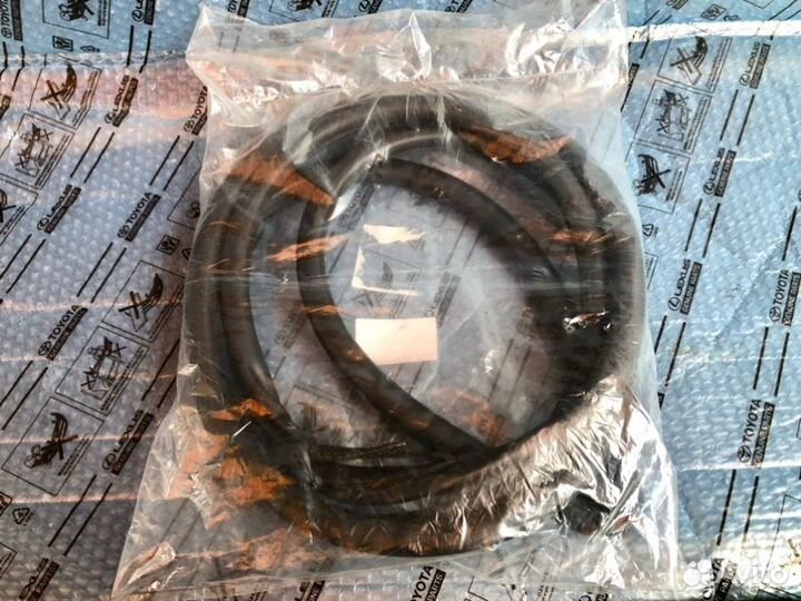 Уплотнитель кузова передний правый Toyota Lc 200