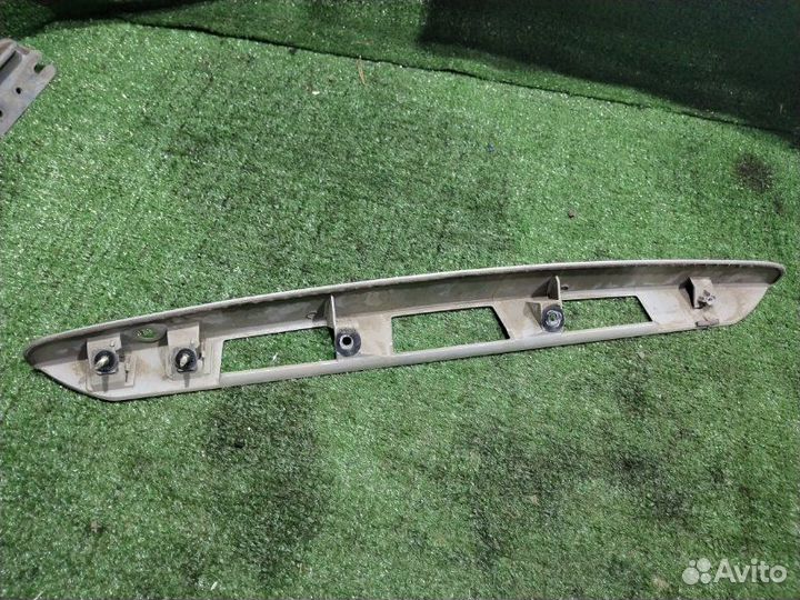 Накладка двери багажника Mazda Familia хетчбек 1