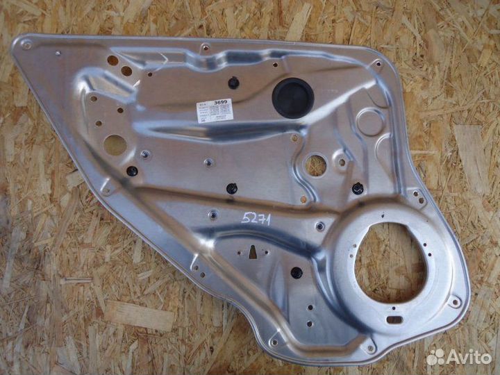 Кронштейн Mercedes-Benz C-Class W204 271.860