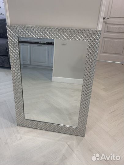 Зеркало настенное в деревянной раме