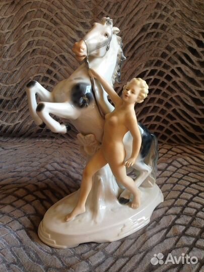 Фарфоровая статуэтка 
