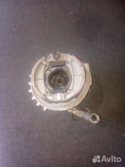 Передний тормозной механизм с колодками