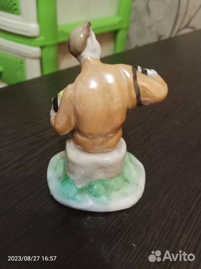 Статуэтка баянист