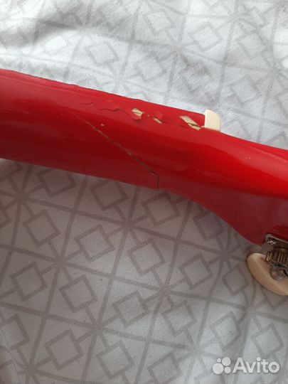 Укулеле красное