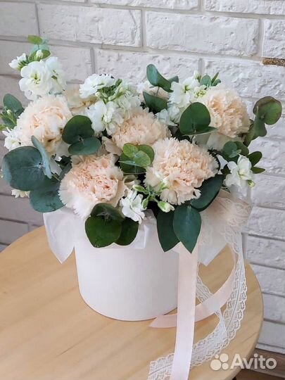 Шляпная коробка с цветами