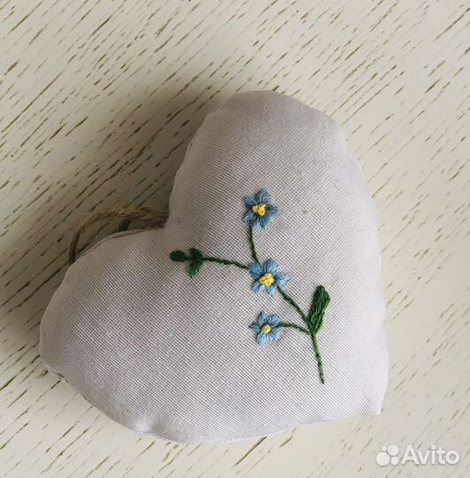 Вышитое сердечко гладью