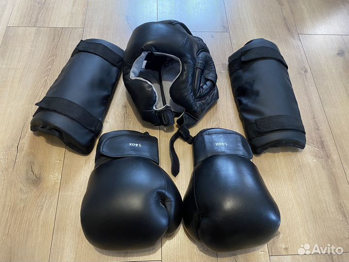 Боксерские перчатки / шлем / щитки