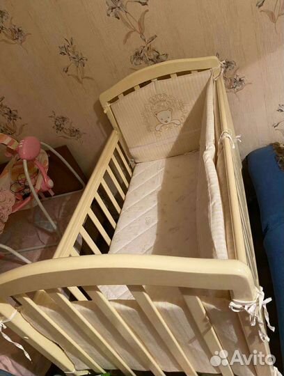 Детская кроватка с маятником