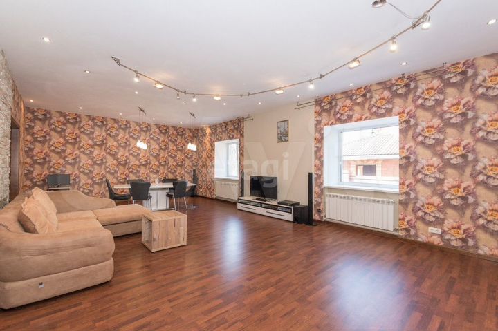 Коттедж 438 м² на участке 9 сот.