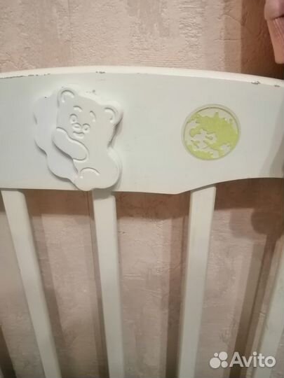 Детская кроватка с ящиком и с маятником