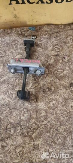 Ограничитель двери передний левый Opel Corsa D