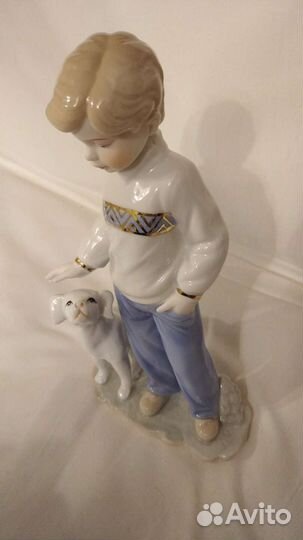 Фарфоровая статуэтка Мальчик с собакой