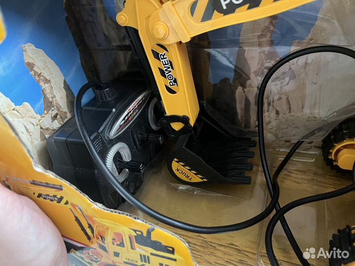 Экскаватор с пультом