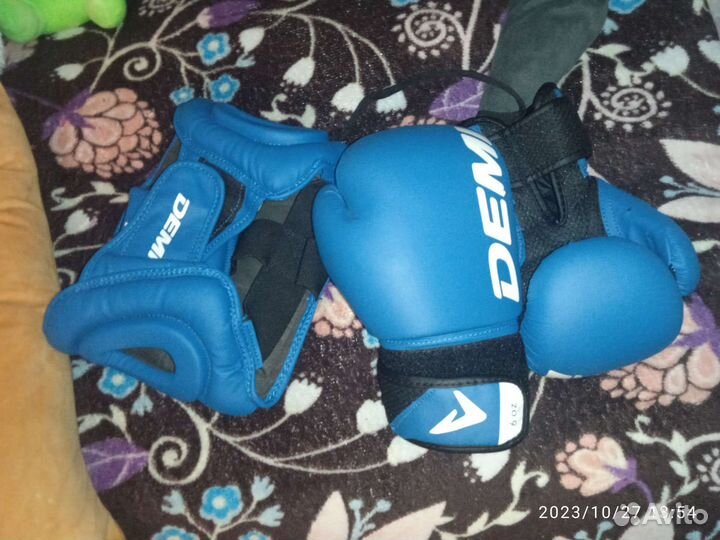 Боксёрские перчатки и шлем для бокса