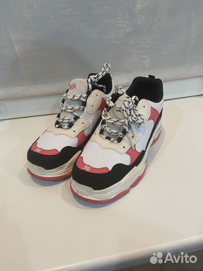 Кроссовки женские