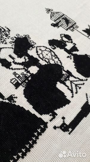 Винтажная ручная вышивка в раме под стеклом