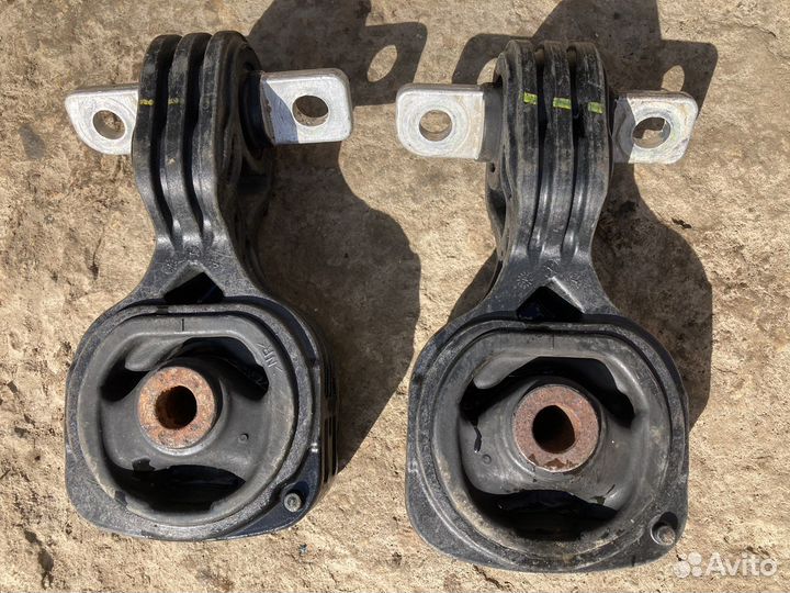 Honda civic 4d нижняя подушка подрамника