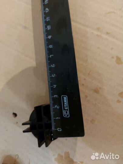 Крепление для стеклянных витринных полок