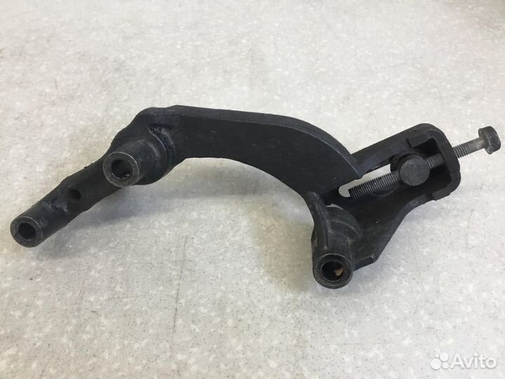 Кронштейн (сопут. товар) Toyota Land Cruiser (200)