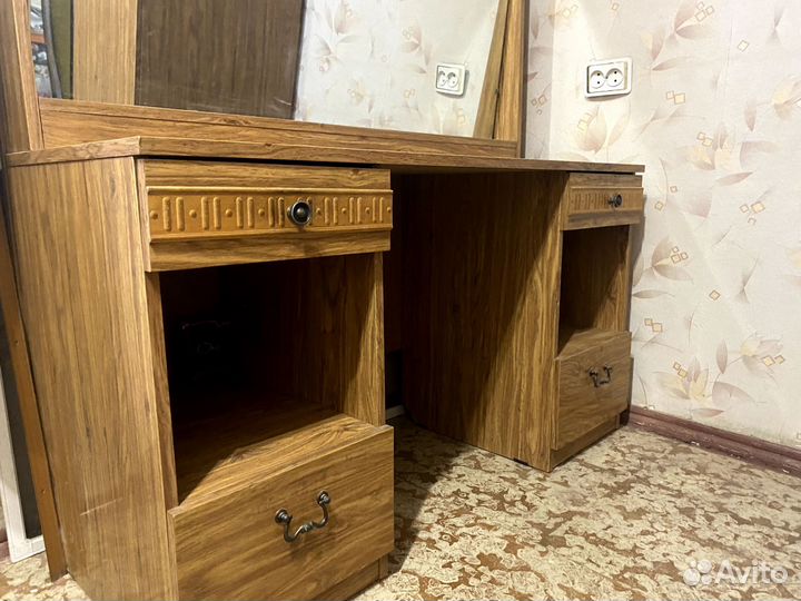 Туалетный столик с зеркалом