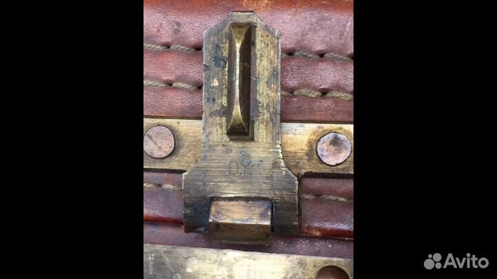 Старинный китайский кожаный чемодан