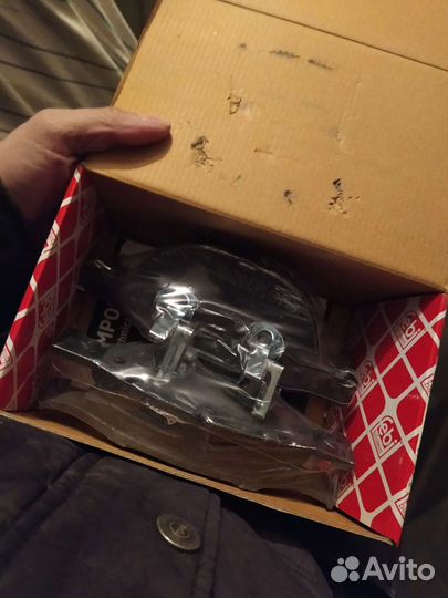 Передние колодки и датчик колодок на бмв е60