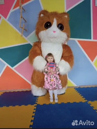 Поздравления огромного танцующего кота и гориллы