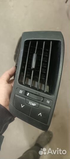 Дефлектор Центральный левый Toyota Land Cruiser200