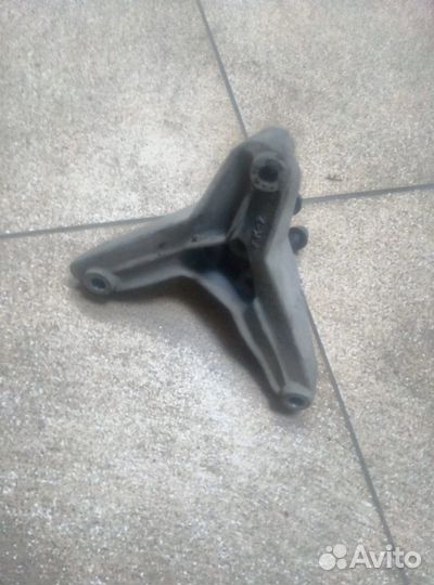 Кронштейн крепления МКПП Вольво S 40 I поколения