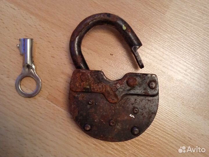 Навесной замок старинный