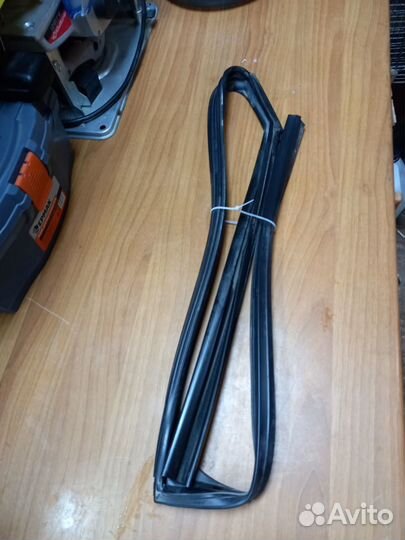 Молдинги и уплотнители дверей передних левых