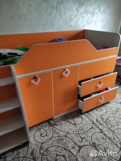 Детская кровать чердак со столом и шкафом