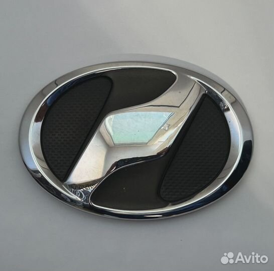 Эмблема Toyota Wish на капот