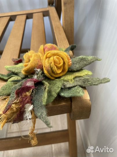 Валяная брошь 