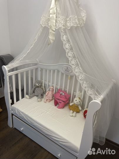 Детская кроватка с маятником и ящиком