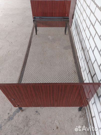 Кровать с металлическим каркасом