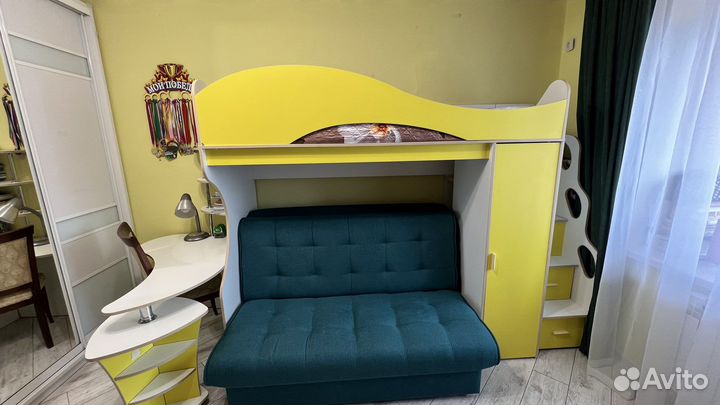 Детская двухьярусная кровать со шкафом и столом