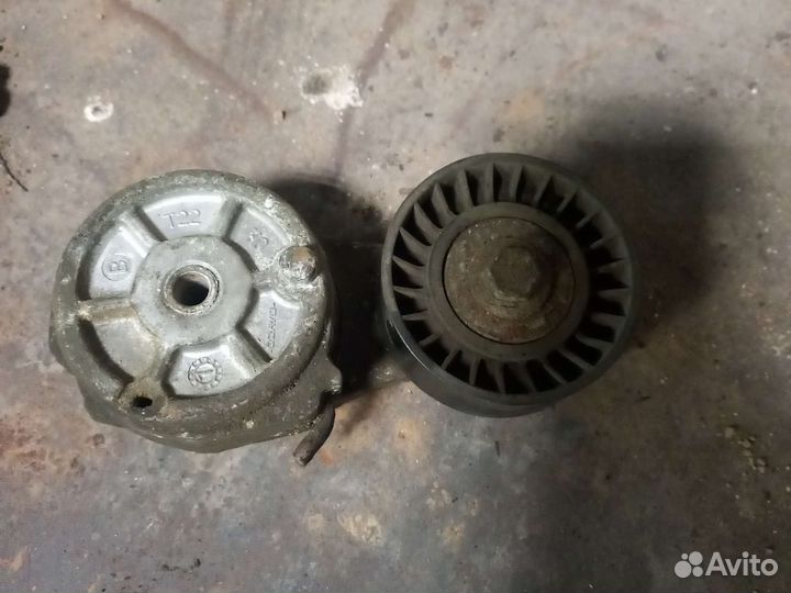 Ролик натяжной Волга Крайслер 31105