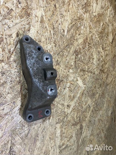 Кронштейн опоры кпп VW Passat B6 B7 B8 CC 05-21