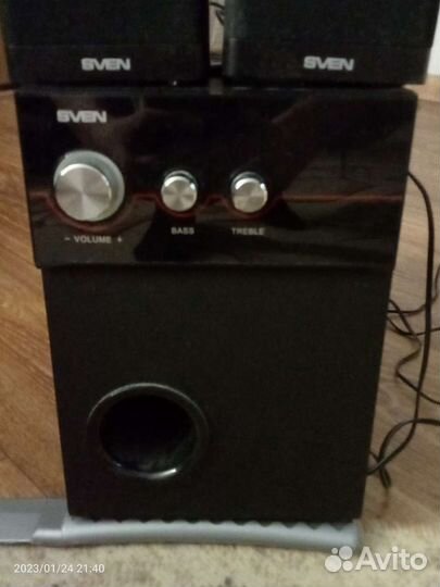 Сабвуфер и две колонки