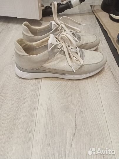 Кроссовки женские